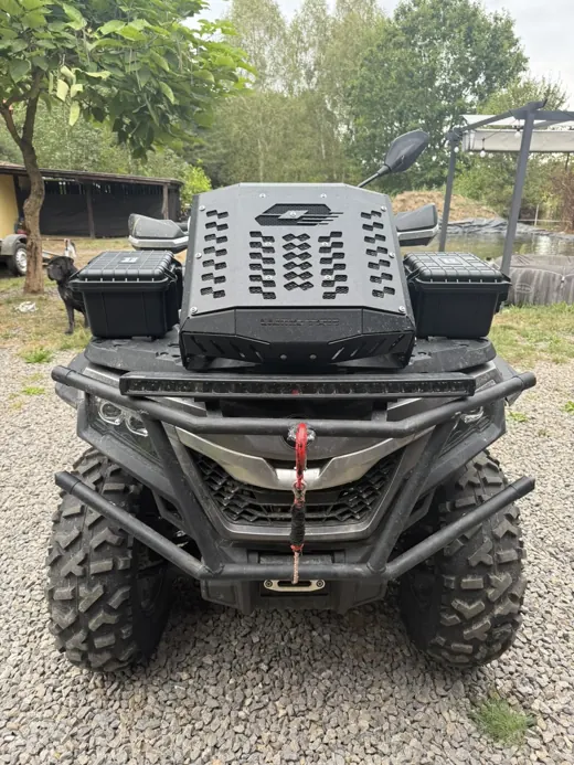 Doposażony quad QJ Motor z kuframi i oświetleniem
